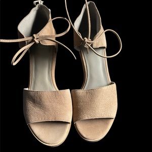 EILEEN FISHER tan sandal